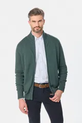 Cárdigan de punto verde con cierre frontal, cuello alto y logo bordado en el pecho. Corte clásico.