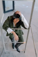 Gorra tipo béisbol de cuero sintético negro, con diseño minimalista y ajuste posterior metálico.