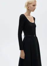 Vestido midi de diseño combinado con cuerpo entallado de tejido de canalé con cuello escotado y mangas largas, y falda evasé con diseño de tablas y cinturón incluido.