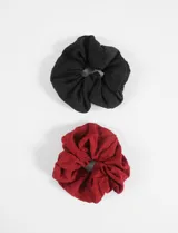 Set de dos gomitas para el pelo, una de color negro y otra de color rojo.