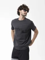 Remera gris oscuro de manga corta con estampado gráfico lineal de montañas en el frente.