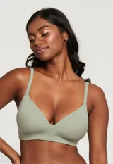 Soutien color beige de lycra sin aro y con copa formada, marca Montelle.