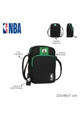Morral deportivo negro con detalles en verde, con compartimento principal con cierre y bolsillo frontal. Incluye el logo de los Boston Celtics en la parte superior y el logo de la NBA en la parte inferior. Cuenta con correa regulable y un llavero colgante con el logo de la NBA.