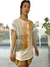 Remera blanca de algodón con estampado abstracto en tonos ocre, verde y gris. De corte holgado y mangas cortas.