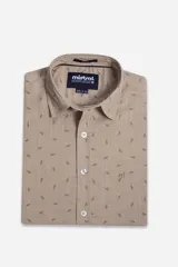Camisa de hombre manga corta con calce slim fit, confeccionada en algodón con textura tipo lino. Presenta un estampado de hojas pequeñas, cuello clásico, cartera abotonada y logo de la marca bordado en el pecho.