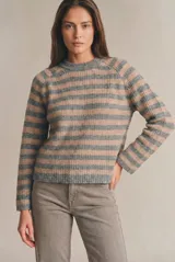 Sweater de punto con diseño de rayas horizontales en tonos gris y beige, de corte oversize, cuello redondo y mangas largas con costura raglán.