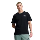 Remera negra de manga corta con cuello redondo y un pequeño logo cuadrado de New Balance en el pecho.