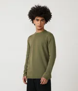 Buzo negro de algodón con cuello redondo y mangas largas.