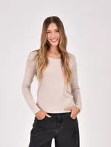 Remera de manga larga en color beige melange, con cuello redondo y corte ajustado al cuerpo.