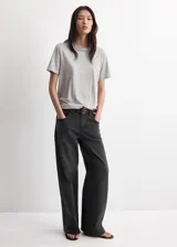 Jeans de tiro medio con diseño de pernera recta y estilo vaquero clásico. Cuenta con cinco bolsillos, trabillas para cinturón y cierre frontal con botón y cremallera.