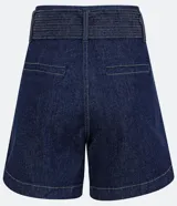 Short de jean azul oscuro, modelo mom, con cintura alta, cinturón de jean con pespuntes, cierre por botón forrado y cremallera y bolsillos delanteros incorporados.