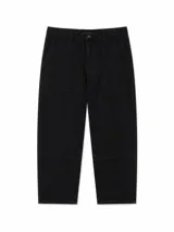 Jean de corte recto y estilo cargo en color negro, con bolsillos frontales tipo parche y costura horizontal a la altura de la rodilla.