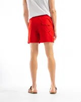 Short de baño negro de taslon de secado rápido, con moldería clásica, cintura elástica con cordón blanco para ajuste y un pequeño parche cuadrado con una letra 'F' en la parte inferior izquierda.