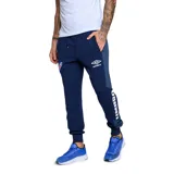 Pantalón de jogging azul marino con cintura elástica ajustable con cordón, bolsillos laterales con cierre y puños elásticos. Logo de Umbro y escudo del Club Nacional de Football estampados en el frente.