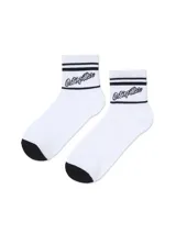 Medias cortas blancas de corte crew con detalles en negro, incluyendo rayas horizontales y el logotipo de Caterpillar bordado en el tobillo, y puntera negra.