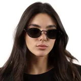 Lentes de sol con armazón metálico negro y cristales oscuros de forma ovalada. Cuentan con protección UV400.