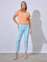 Pantalón de vestir verde esmeralda, de corte recto, con bolsillos laterales y traseros.