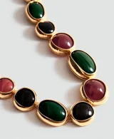 Gargantilla de eslabones dorados decorados con piedras ovaladas de resina en tonos verde, rojo y negro.