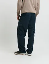 Pantalon cargo de corte recto en color azul oscuro, con bolsillos laterales con solapa y cierre frontal.