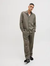 Pantalón chino de lino color verde oliva, corte clásico, con cierre de cremallera.