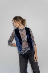 Remera de cuello alto confeccionada en microtul transparente con estampado animal print en tonos azulados y grises, de manga larga y ajuste al cuerpo.