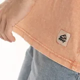 Remera marrón de corte oversize con etiqueta tejida en el frente.