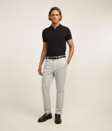 Remera polo slim negra de algodón con textura acanalada, cuello clásico con botones y mangas cortas.