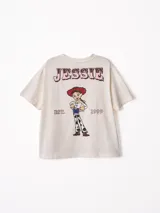 Remera de algodón color beige con diseño de cuello redondo y pequeño estampado en el pecho. Presenta un corte holgado y mangas cortas.