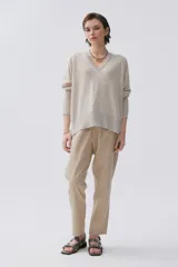 Sweater color arena con escote en V, de tejido de punto de lino y viscosa.