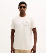 Remera de manga corta color blanco off-white, con cuello redondo y diseño de lettering bordado "M" en el pecho. Marca Marfinno.