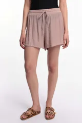 Short color beige con textura arrugada, cintura elástica y cordón ajustable.