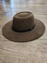 Sombrero negro de ala ancha con cinta decorativa.