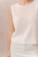 Musculosa de tejido de punto color beige, sin mangas, con escote redondo y calce relajado.