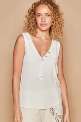 Musculosa negra con cuello en V, cierre de botones, banda en el cuello y botonadura con borde sin terminar, y bolsillo en el pecho.