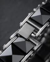 Pulsera de eslabones rectangulares facetados de cerámica negra con cierre de seguridad de acero inoxidable.