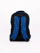 Mochila escolar azul oscuro con estampado de estrellas naranjas y azules, y patrones geométricos. Presenta dos compartimentos principales con cierres y bolsillos laterales de malla.