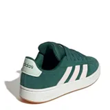 Championes Adidas modelo Grand Court Alpha, color verde oscuro con las icónicas tres tiras laterales en tono crema. Presentan un diseño de inspiración retro, con capellada de cuero sintético, entresuela blanca con tecnología Cloudfoam para mayor amortiguación y suela de goma en tono caramelo.
