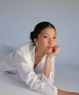 Aros plateados con forma de espiral.