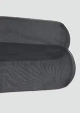Medias panty de color negro con acabado traslúcido, diseñadas para brindar un aspecto elegante y uniforme.