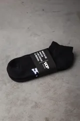 Medias de corte bajo color negro con detalle de marca en blanco, confeccionadas en tejido suave y elástico.