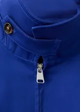 Chaqueta oversize color azul, con cuello solapa camisero y cierre frontal.