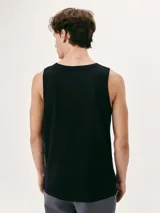 Musculosa blanca de corte recto y cuello redondo.