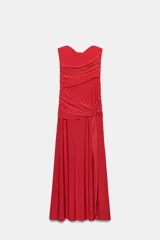 Vestido largo de fiesta color rojo, con escote corazón y diseño palabra de honor. Presenta detalles de drapeado lateral y una superposición de tela con lazada en la cintura, con falda de corte evasé.