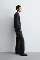 Jersey de punto con textura efecto pelo, corte boxy fit, cuello redondo y manga larga con acabados en rib.