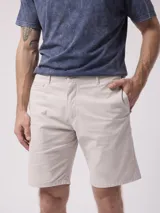 Bermuda color beige de corte recto.