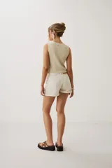 Short de denim azul de tiro medio, con bolsillos delanteros aplicados y dobladillo en las piernas.