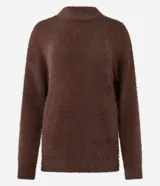 Suéter de punto color crema con cuello redondo y mangas largas ajustadas. Modelo slim alargado con efecto de pelitos.