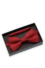 Moña color naranja con pañuelo a juego.