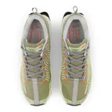 Championes de trail running New Balance Fresh Foam X Hierro v7, color verde oliva con detalles en gris y naranja. Cuentan con entresuela Fresh Foam X, empeine de malla y sintético, y suela Vibram® Megagrip.