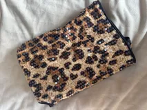 Top halter con estampado animal print de leopardo y espalda descubierta.